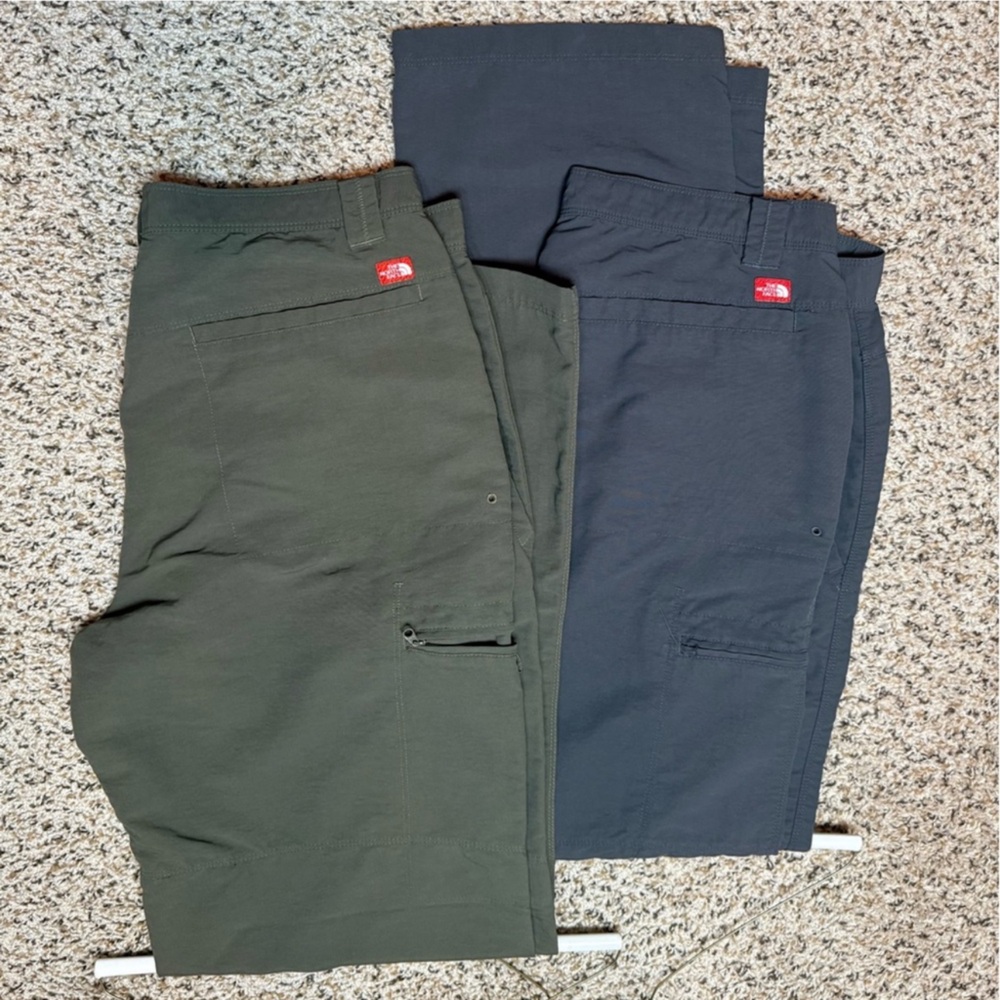 The North Face Men's Pants BUNDLE OF 2 PAIRS - Dark Green and Charcoal Gray